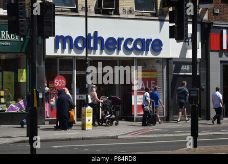 Les gens passent devant une succursale de la détaillant spécialiste Mothercare sur l'Holloway Road au nord de Londres Banque D'Images