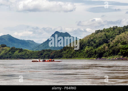Groupe de jeunes moines bouddhistes naviguer le fleuve Mékong avec une longue queue voile à Luang Prabang, Laos Banque D'Images
