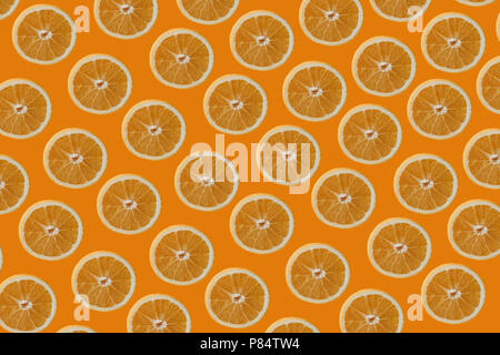 Beaucoup d'oranges juteuses se trouvent sur la surface de couleur. Fond orange. Banque D'Images