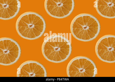 Beaucoup d'oranges juteuses se trouvent sur la surface de couleur. Fond orange. Banque D'Images