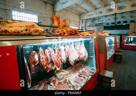 La région de Shida Kartli, Gori, en Géorgie. Boucherie avec de la viande au marché local. Banque D'Images