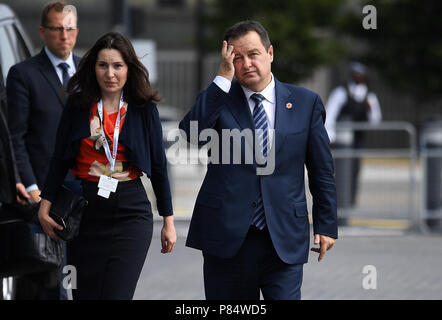 Le ministre des Affaires étrangères serbe, Ivica Dacic, arrive à la Crystal Centre d'avance sur la sommet des Balkans occidentaux à l'Est de Londres. Banque D'Images