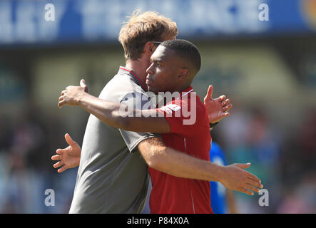 Manager de Liverpool Jurgen Klopp englobe le centre de Liverpool, Daniel Sturridge après le coup de sifflet final Banque D'Images