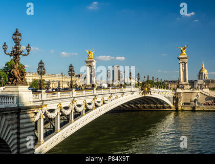 Le Pont Alexandre III est le plus élégant de Paris, grandiose et somptueux pont. Il est l'un des plus beaux passages de la rivière Banque D'Images