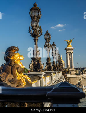 Le Pont Alexandre III est le plus élégant de Paris, grandiose et somptueux pont. Il est l'un des plus beaux passages de la rivière Banque D'Images