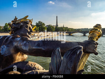 Le Pont Alexandre III est le plus élégant de Paris, grandiose et somptueux pont. Il est l'un des plus beaux passages de la rivière Banque D'Images