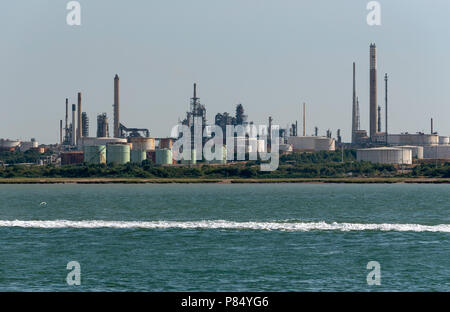 Le paysage de la raffinerie de Fawley sur Southampton Water dans le Hampshire, Angleterre, Royaume-Uni. Réservoirs de stockage Banque D'Images