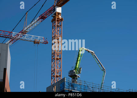 Grues et d'une pompe à béton sur un chantier de construction en Australie Banque D'Images