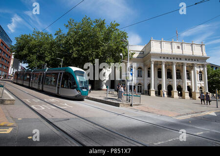 Un tram passant le Theatre Royal Nottingham, Nottinghamshire en Angleterre Banque D'Images