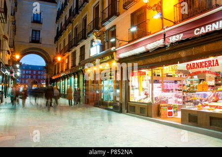 Calle de la Sal, vision de nuit. Madrid, Espagne. Banque D'Images