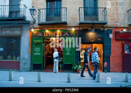 La Perejila Tavern, Cava Baja street, vision de nuit. Madrid, Espagne. Banque D'Images