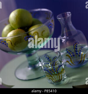 Close-up une carafe en verre peint bluebell et verre de l'eau avec un verre a pied bol Banque D'Images