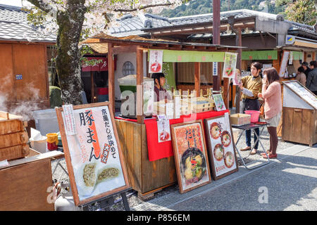 L'alimentation de rue à vendre à Arashiyama, dans la banlieue de Kyoto au Japon. Arashiyama, a été une destination populaire pendant cherry blossom depuis la 8ème cen Banque D'Images