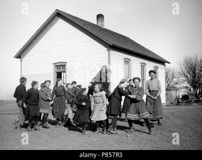 Une école les élèves essaient de se réunir pour une photo de classe sur les Grandes Plaines américaines, ca. 1905. Banque D'Images