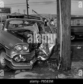 Poteau de téléphone contre l'accident de voiture en Californie, ca. 1963. Banque D'Images