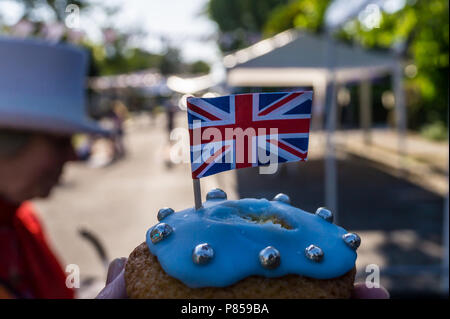 Les gâteaux avec assez de drapeaux, Union street party, mariage du prince Harry et Meghan Markle, 19 mai., 2018, Fuller Road, Londres E18, en Angleterre. Banque D'Images