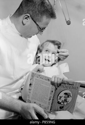 Un dentiste en Californie s'occupe d'une petite fille, ca. 1955. Banque D'Images