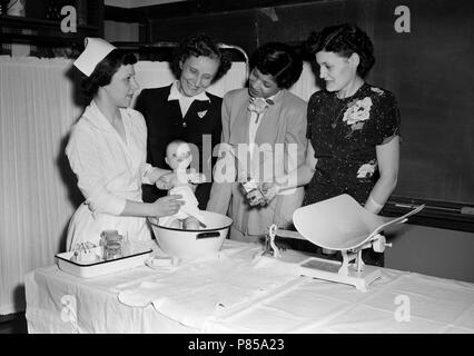 Les futures mères obtenir des leçons dans les soins de bébé, ca. 1952. Banque D'Images