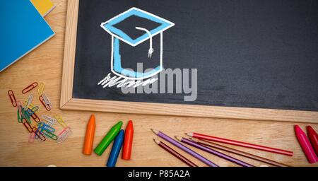 Graduation hat education dessins sur tableau noir pour l'école Banque D'Images