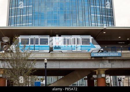 Le train monorail à butée de stationnement au centre-ville d'ourlet Jacksonville, Floride. Banque D'Images