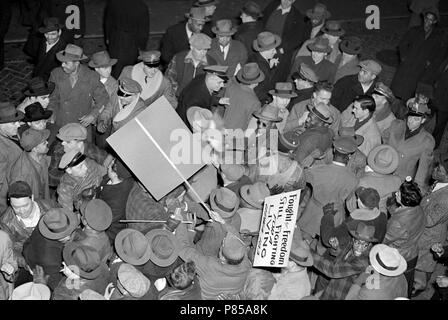 Une bagarre éclate au cours d'une grève dans une usine de conditionnement de viande de Kansas City, ca. 1946. Banque D'Images