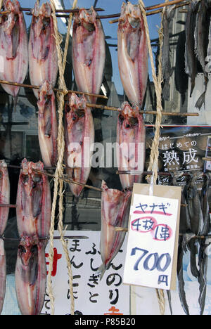 Le poisson séché à un marché japonais Banque D'Images