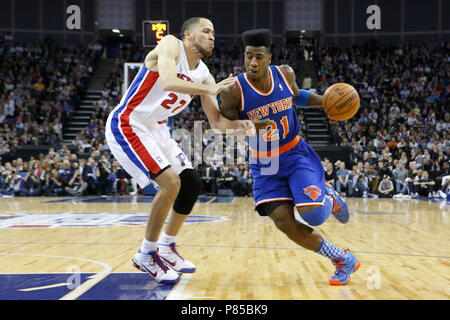 Jan 17, 2013 ; Londres, Greenwich, Royaume-Uni ; New York Knicks Iman Shumpert Point Guard (21) passe les Detroit pistons petit ailier Tayshaun Prince (22) --- Photo par Paul Cunningham Banque D'Images