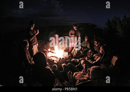 Groupe d'amis assis autour d'un feu de camp dans la région de Moab, Utah, l'Amérique du Nord Banque D'Images