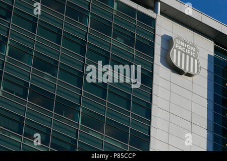 Un logo affiche à l'extérieur du siège de l'Union Pacific Railroad à Omaha, Nebraska, le 1 juillet 2018. Banque D'Images