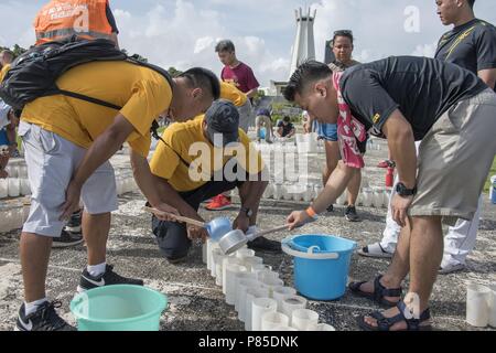 180622-N-GG858-0073 Okinawa, Japon (22 juin 2018) marins place des bougies à Okinawa, Parc de la paix au cours de la lampe de la paix, de l'événement du 22 juin 2018. Plus de 30 bénévoles de l'US Navy placés avec soin des milliers de bougies à la cérémonie dans le parc de la ville, 22 juin Itoman, d'honorer les plus de 250 000 japonais et américains ont perdu la vie pendant la bataille d'Okinawa, le troisième plus meurtrière bataille jamais livrée par les membres de services américain. U.S. Navy photo by Mass Communication Specialist 2e classe Matthew Dickinson (libéré). () Banque D'Images