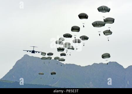 Les parachutistes de l'Armée américaine affecté au 2e Bataillon, 503e Régiment d'infanterie, 173e Brigade aéroportée, sortie un C-17 Globemaster III à Juliet Drop Zone à Pordenone, Italie, le 13 juin 2018, au cours de l'effort, de l'Est grève à la baïonnette, le 13 juin 2018. La 173e Brigade aéroportée de l'armée américaine est la force de réaction d'urgence en Europe, capables de projeter des forces n'importe où aux États-Unis, d'Europe centrale ou de l'Afrique des commandes de domaines de responsabilité. (U.S. Photo de l'armée par Paolo Bovo). () Banque D'Images