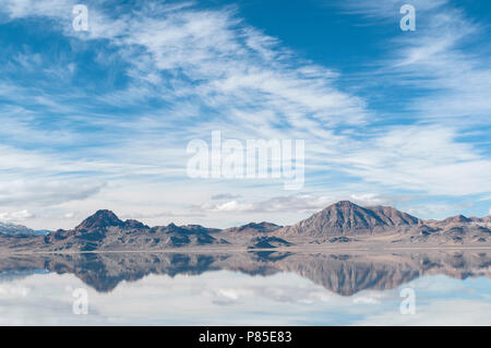 Utah Salt Flats Réflexion Montagne Banque D'Images