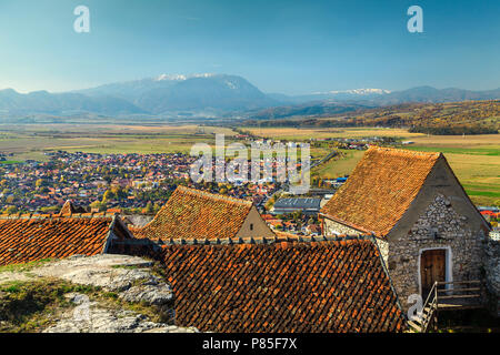 Automne étonnant paysage urbain avec de hautes montagnes en arrière-plan du château à proximité de Rasnov Brasov, Brasov, en Transylvanie, Roumanie, Europe Banque D'Images