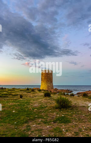 Couleur pittoresque paysage extérieur droit de la côte avec une tour appelée La Tour de l'île de Sardaigne, Italie, avec une vue sur la mer à l'horiozon Banque D'Images