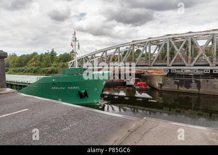 Arklow, rebelles, 13 ans, un cargo général de l'Irlande se déplace le long du Manchester Ship Canal, à travers l'Pont tournant à Stockton Heath Banque D'Images