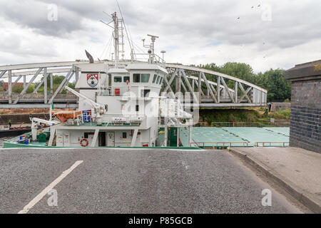 Arklow, rebelles, 13 ans, un cargo général de l'Irlande se déplace le long du Manchester Ship Canal, à travers l'Pont tournant à Stockton Heath Banque D'Images