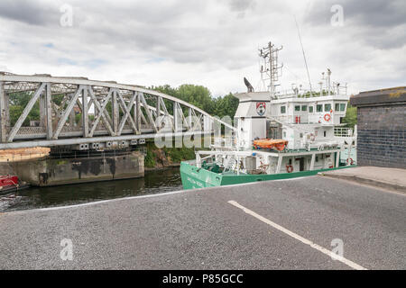 Arklow, rebelles, 13 ans, un cargo général de l'Irlande se déplace le long du Manchester Ship Canal, à travers l'Pont tournant à Stockton Heath Banque D'Images