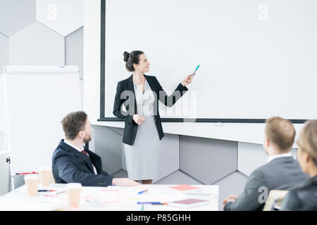Smiling Businesswoman in Office Discours donnant Banque D'Images