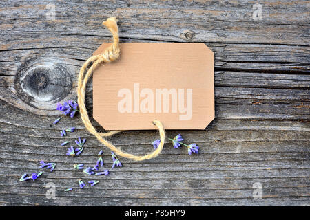 Fleurs de lavande (Lavandula) avec tag papier sur une vieille table en bois Banque D'Images