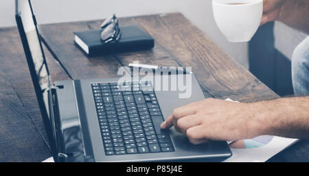 Les mains d'hommes tapant le texte du clavier de l'ordinateur portable close up Banque D'Images