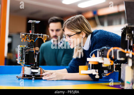 De jeunes étudiants de travailler sur le projet robotique Banque D'Images