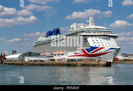 Britannia aux côtés de navires de croisière dans le Port de Southampton, Angleterre, Royaume-Uni. 2018 Banque D'Images