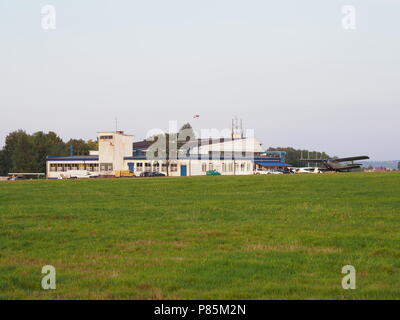 BIELSKO-BIALA, Pologne le septembre 2017 : voir des bâtiments de l'aéroport de sport locaux, hangar et tour de contrôle de l'aérodrome d'herbe appartient au club de l'air Banque D'Images