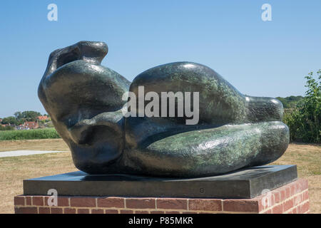 L'Angleterre, dans le Suffolk, Aldeburgh, Snape Maltings, sculpture de Henry Moore, Banque D'Images