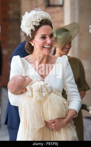 La duchesse de Cambridge porte Prince Louis qu'ils arrivent pour son baptême au service de la chapelle royale, St James's Palace, Londres. Banque D'Images