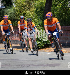 CARDIFF, WALES/UK - 8 juillet : Les cyclistes participant à l'événement cycliste Velothon à Cardiff au Pays de Galles, le 8 juillet 2018. Quatre personnes non identifiées Banque D'Images