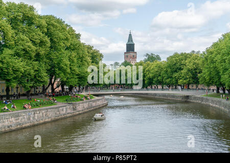 Paris, France - 8/7/2018 : les bateaux sur la rivière aura été ensoleillée journée avec tour de Turku cathédrale en arrière-plan Banque D'Images