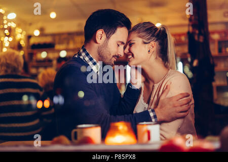 En couple romantique dans un pub de nuit Banque D'Images