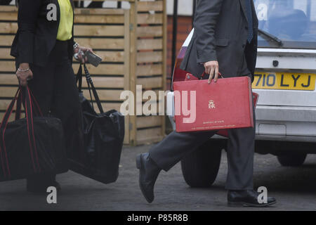 Boîtes rouges ministérielle et d'autres descriptions sont tirées de Carlton House Terrace, à Westminster, Londres, la résidence officielle du ministre des Affaires étrangères, après Boris Johnson a démissionné de son poste. Banque D'Images