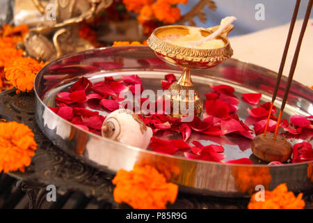 Puja hindoue, offrant aux dieux. L'encens, pétales de rose, fleurs de souci, Déesse Saraswati statue. Indien, traditionnel, autel, religion, vacances, Navratri, still life. Banque D'Images